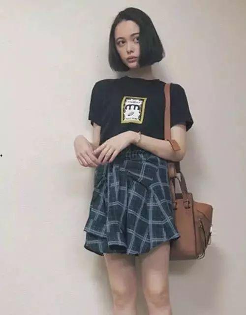 娱乐吃瓜女艺人被踩,吃瓜女艺人遭遇踩踏事件，真相揭秘